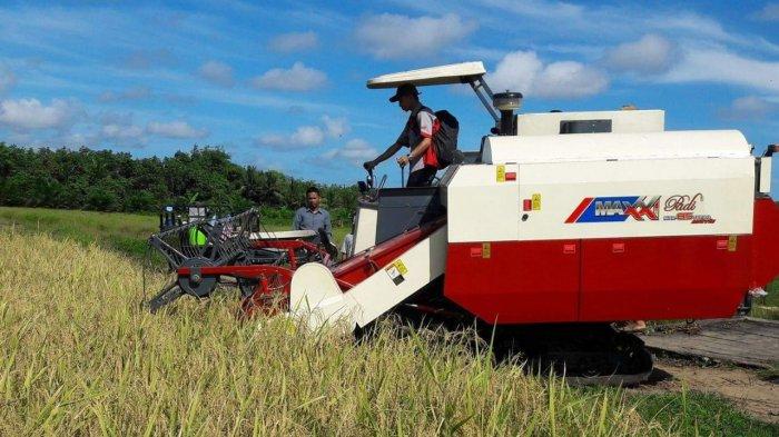 Petani Terbantu Traktor dari BUMDes Sanggaoen