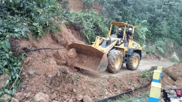 Alat Berat Diterjunkan untuk Menangani Longsor di Akses Wisata Negeri di Atas Awan, Lebak