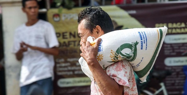 Mahasiswa dan Warga Sukseskan Bansos Beras Pondokrejo