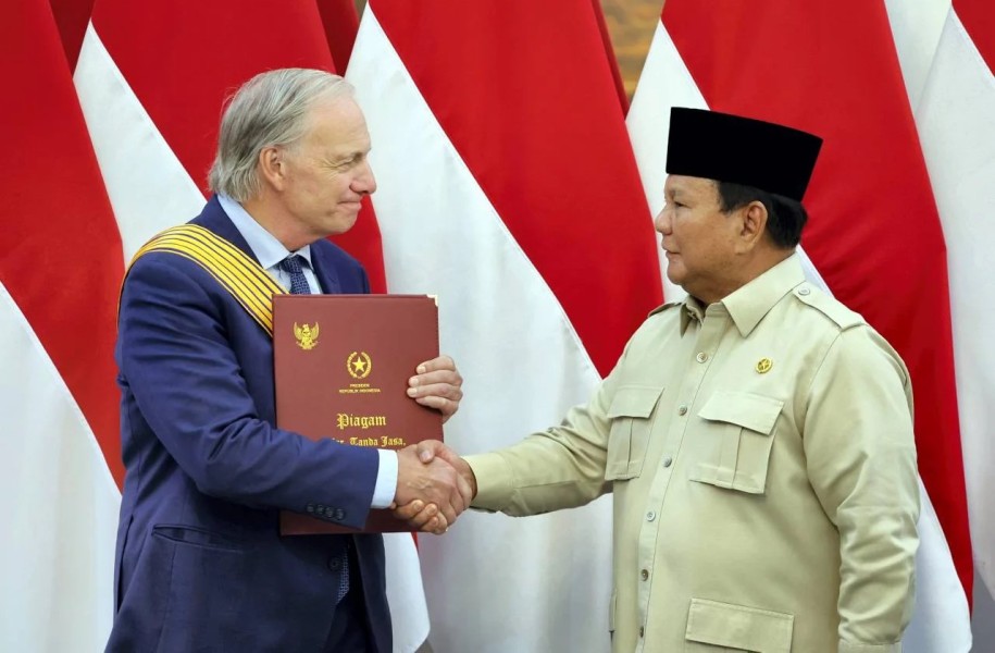 Ray Dalio Terima Bintang Jasa Utama dari Presiden Prabowo