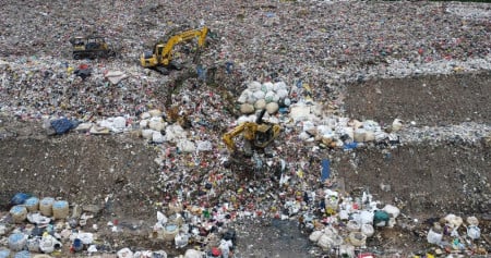 Mikroplastik di Hujan Jakarta Ungkap Krisis Pengelolaan Sampah