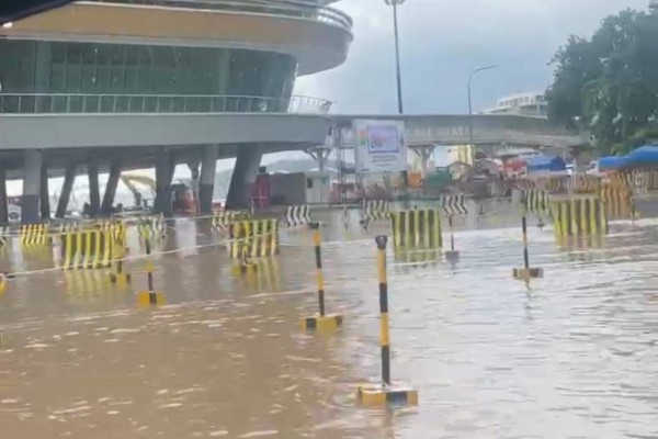 Banjir Melanda Pelabuhan Bakauheni: Hujan Deras Sebabkan Genangan Air Setinggi Lutut