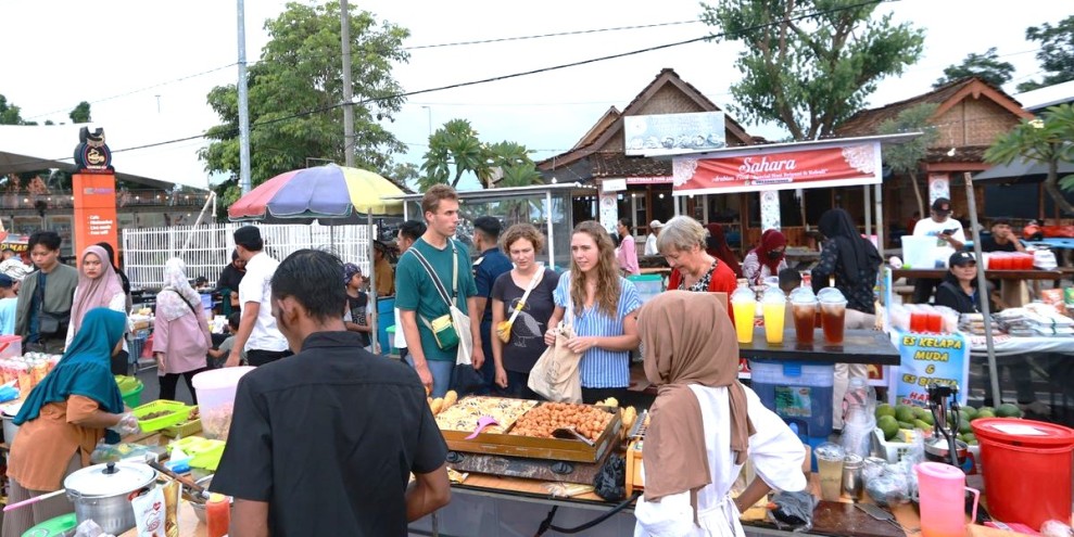 Turis Asing Merasakan Sensasi Tradisi Takjil Ramadhan di Ngerandu Buko Banyuwangi