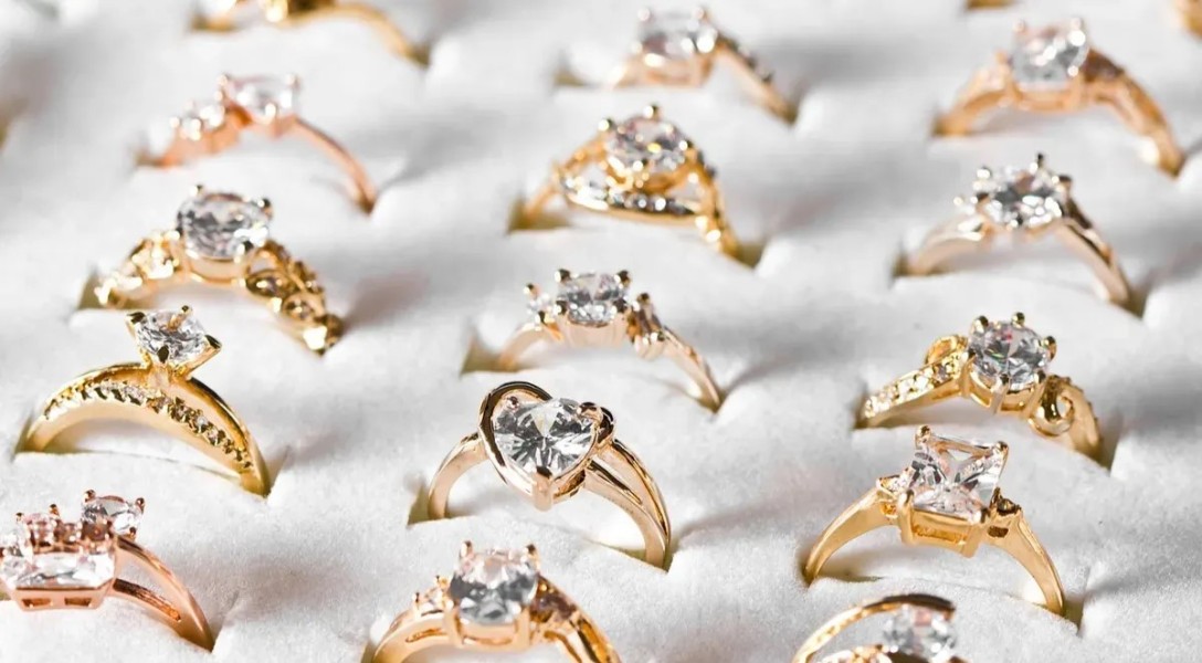 Update Harga Emas Perhiasan Hari Ini 13 Desember 2025 Lengkap