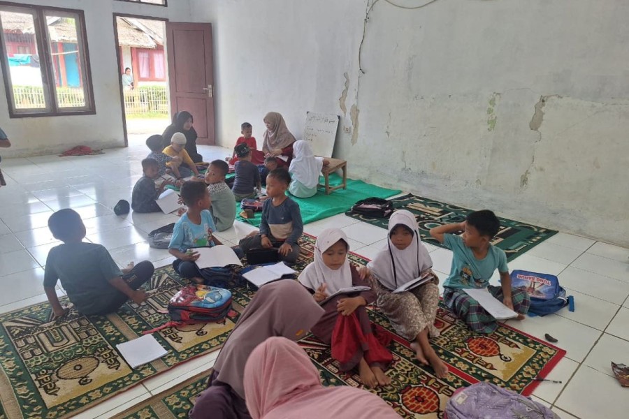 Ibu Guru Hikayati, Mengajar di Lantai dan Bermimpi Setinggi Langit