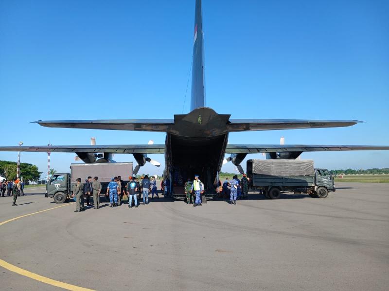 TNI AU Kerahkan Hercules Distribusikan 20 Ton Bantuan Untuk Aceh