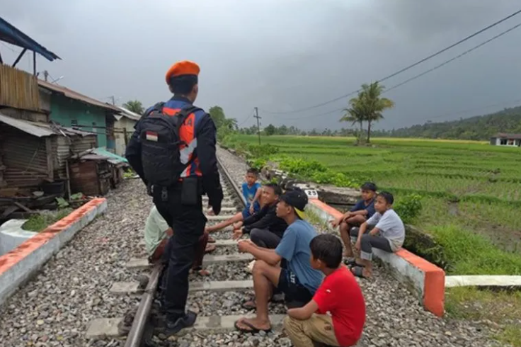 Warga Dilarang Ngabuburit di Jalur Kereta Api: KAI Tegaskan Demi Keamanan