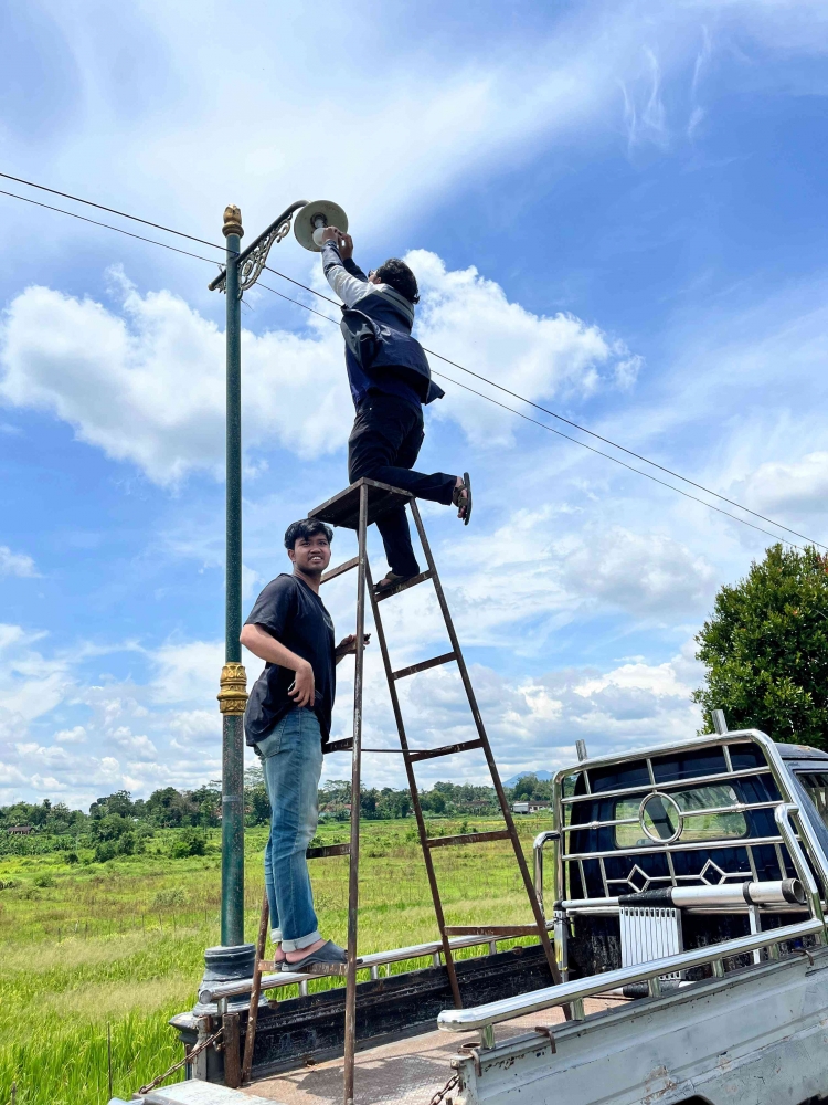 Instalasi Fitting Lampu Otomatis Berbasis Sensor Cahaya oleh Mahasiswa Undip Tingkatkan Efisiensi Energi Listrik di Surakarta