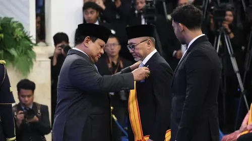 Zulkifli Hasan Terima Tanda Kehormatan Dari Presiden