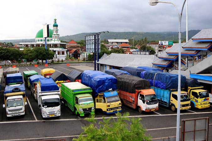 Lonjakan Kendaraan Logistik di Gilimanuk