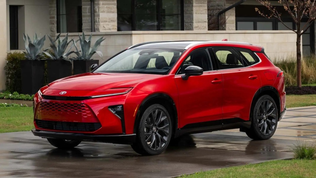 Toyota Siap Luncurkan Mobil Hybrid Buatan Indonesia di GJAW 2025