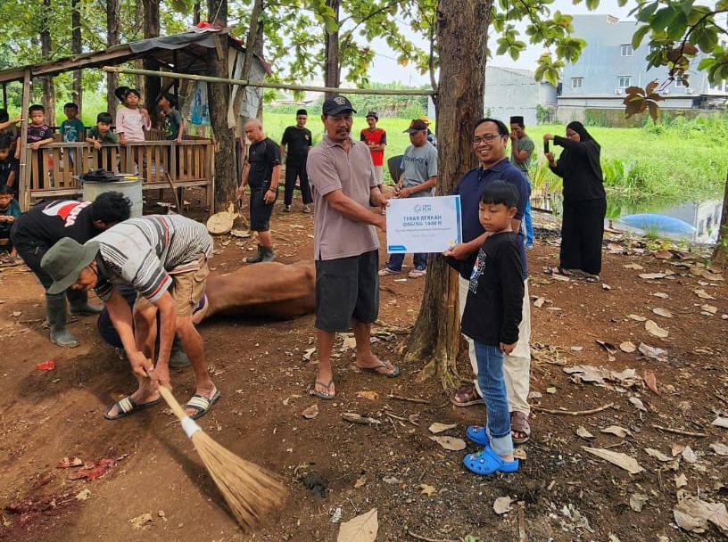 Memperingati Hari Raya Idul Adha, PT PLN (Persero) Pusat Sertifikasi berbagi kebahagiaan kurban dengan warga