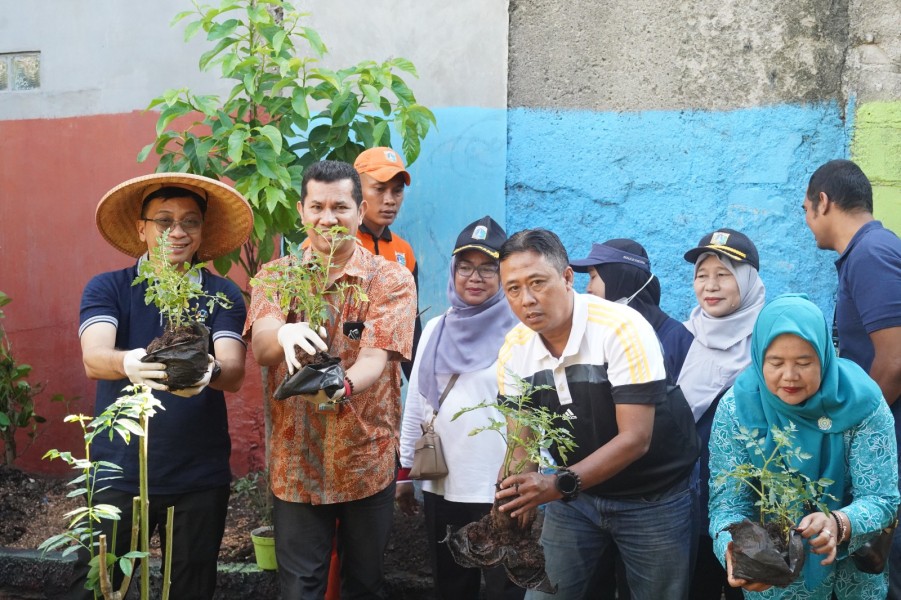 PLN Indonesia Power UBH Gelar Green Action TJSL di Kelurahan Petamburan Tanah Abang