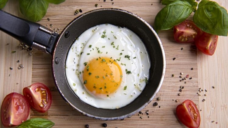 Tips Memasak Telur Ceplok Sempurna Tanpa Meledak dan Pecah