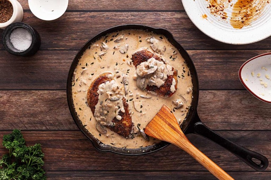 Resep Chicken Chop Creamy Mushroom Sauce Lezat dengan Potato Wedges Renyah