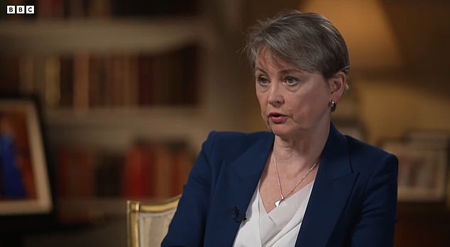 Yvette Cooper Tolak Tetapkan Tenggat Waktu Pengurangan Penyeberangan Perahu Kecil di Inggris: Tantangan Bagi Kebijakan Imigrasi
