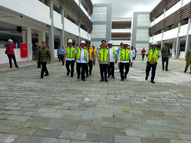 Gibran Rakabuming Cek Progres Lapangan Borarsi dan Pasar Sanggeng