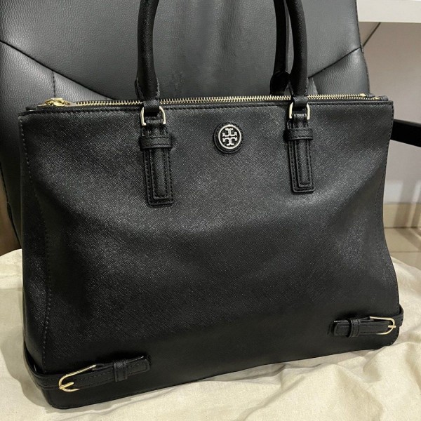 Tote Bag Tory Burch adalah Aksesori Fashion Ikonik yang Membawa Gaya Elegan dan Praktis