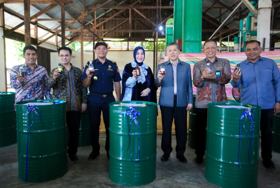 Minyak Nilam Aceh Tembus Pasar Prancis, Diekspor Langsung dari Bandara Sultan Iskandar Muda