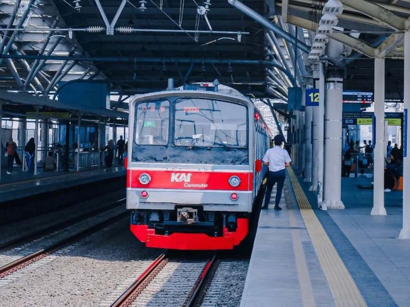 KRL Relasi Bogor-Jakarta Kota Terkendala Perbaikan Kabel Listrik, Penumpang Dialihkan di Manggarai