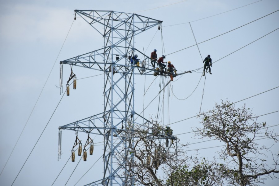 PLN ULP Kairatu Pulihkan Listrik Inamosol Pasca Cuaca Ekstrem