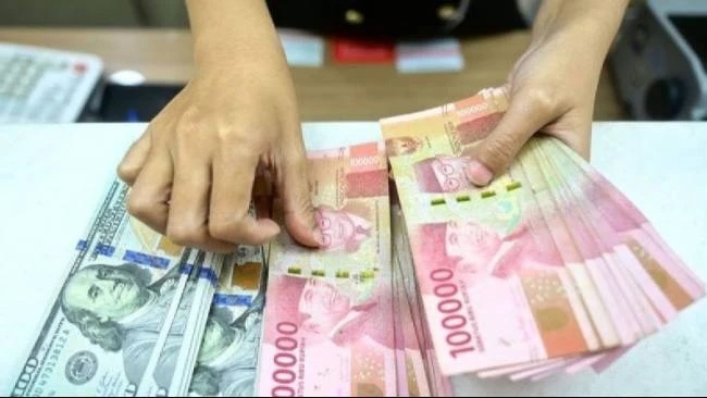 Kurs Rupiah Melemah Terhadap Dolar AS Dipicu Lonjakan Harga Minyak Global