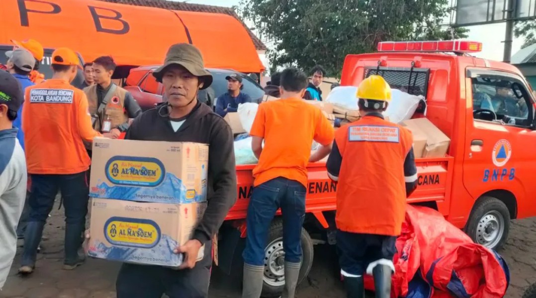 BPBD Kota Bandung Turunkan Personel dan Logistik ke Lokasi Longsor di Cisarua
