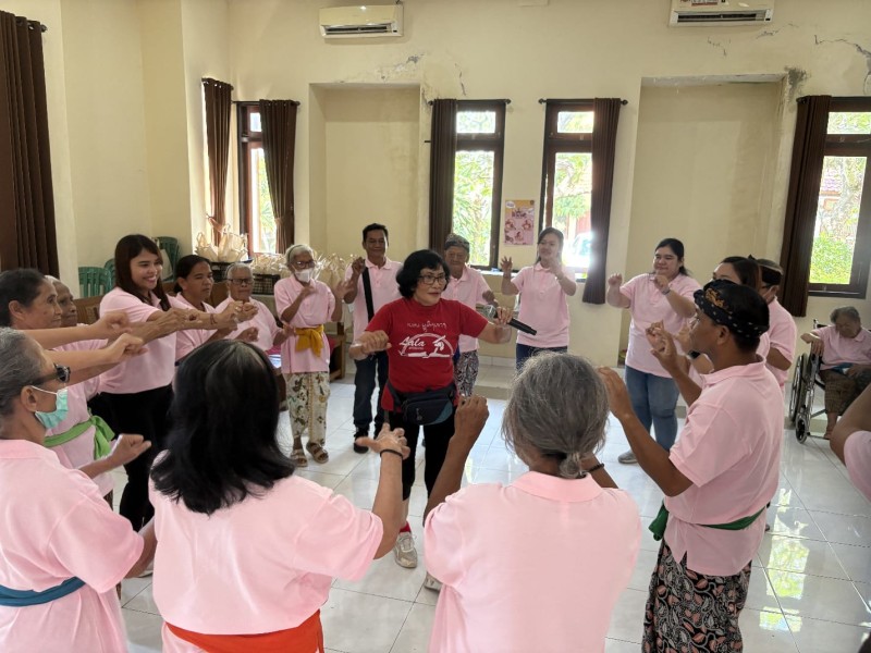 Bersama Kartini PLN UIP2B Jamali membangun kepedulian terhadap lansia melalui kegiatan nyata di masyarakat