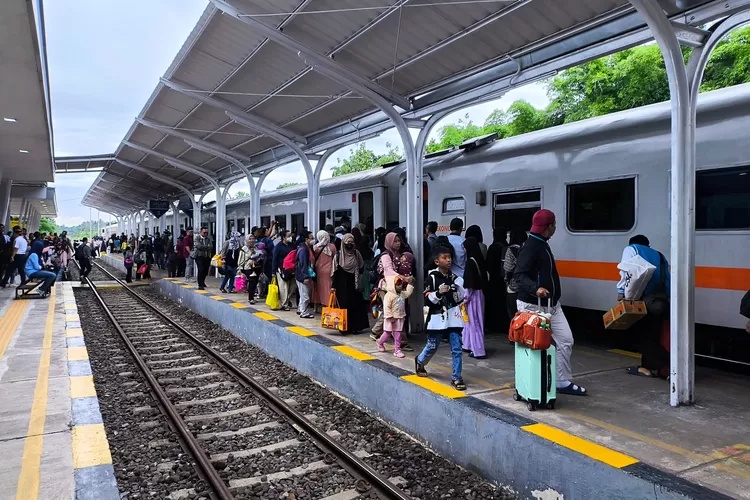 PT Kereta Api Indonesia (KAI) Ungkap 10 Relasi Kereta Api dengan Jumlah Penumpang Terbanyak Selama Angkutan Lebaran 2025, Mencapai Lebih Dari 4,7 Juta Penumpang