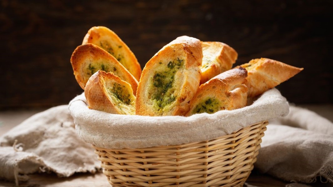 Cara Mudah Bikin Garlic Butter Bread Lembut ala Bakery Rumahan