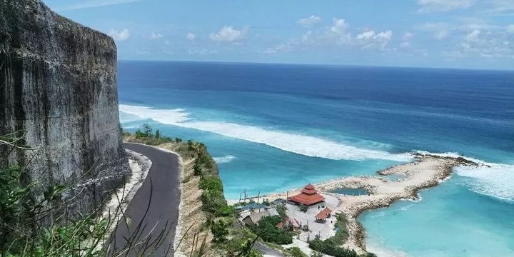 Pantai Melasti Bali Destinasi Favorit Liburan Sekolah Wisatawan