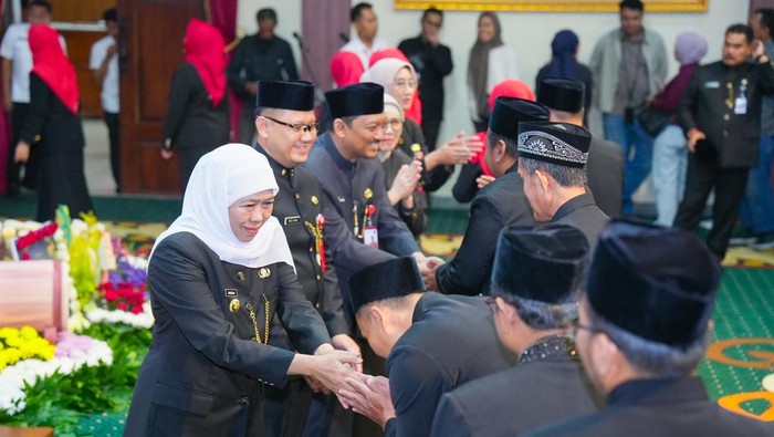 Pesan Khofifah Saat Lantik Kepala SMA,SMK dan SLB Negeri