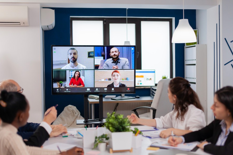 Teknologi Mempermudah Pekerjaan: Navigasi Baru di Dunia Kerja dengan Virtual Meetings dan AI
