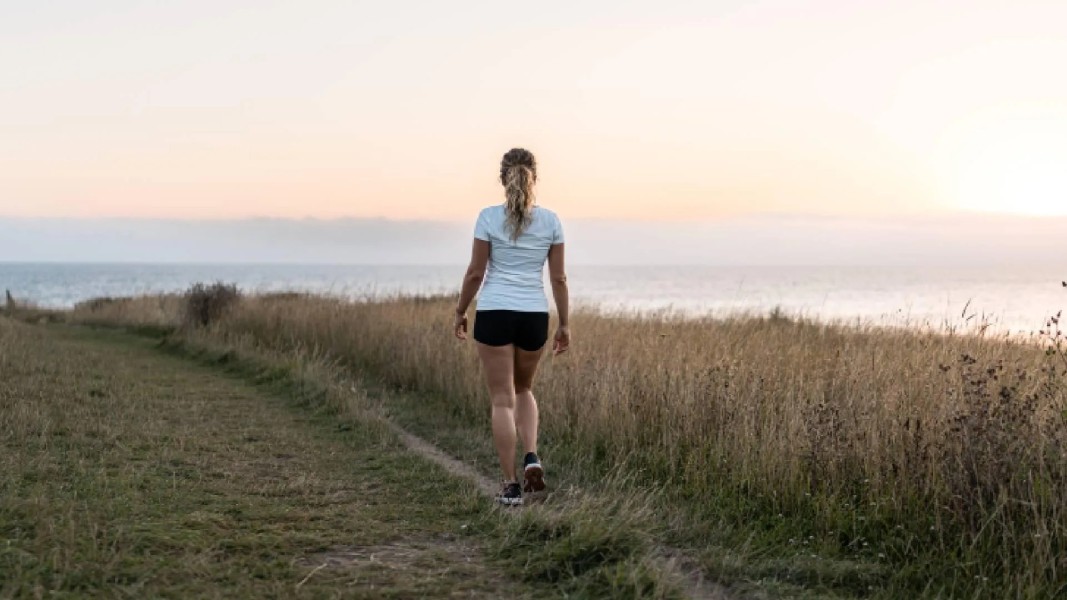 Silent Walking: Cara Jalan Kaki Tenang yang Bisa Perkuat Otak dan Mental