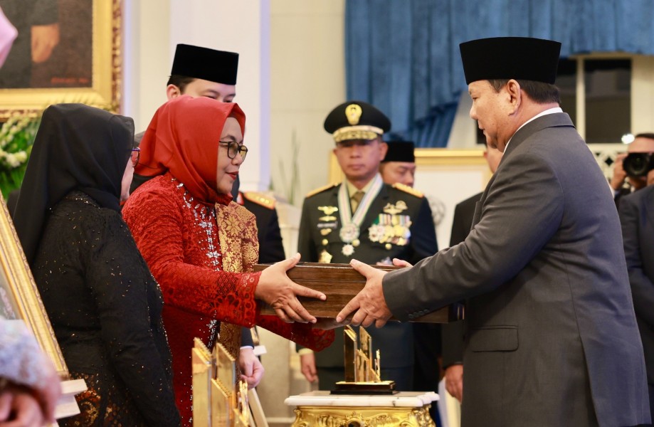 Prabowo Anugerahkan Gelar 10 Pahlawan Nasional untuk Gus Dur, Soeharto hingga Marsinah