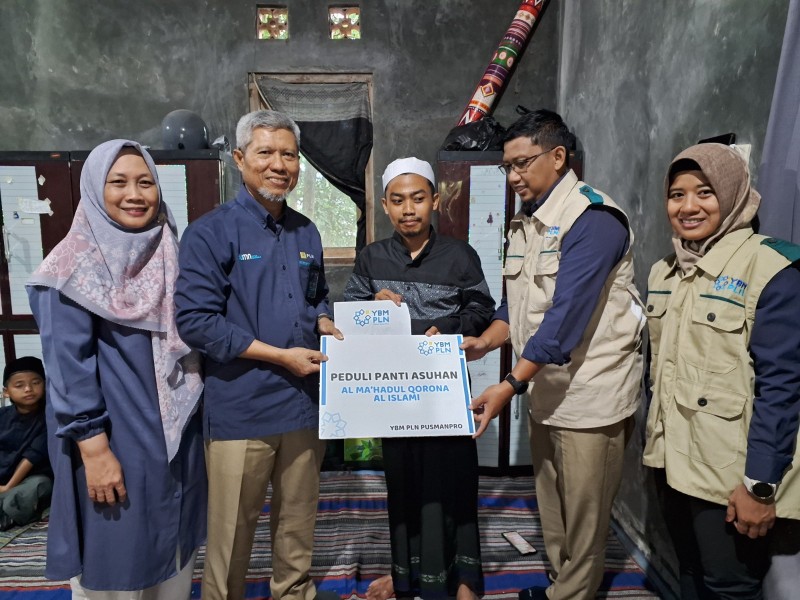 Sukahar Serahkan Bantuan Program Peduli YBM PLN Pusmanpro untuk Panti Asuhan Al Mahadul Qorona Al Islami Ungaran