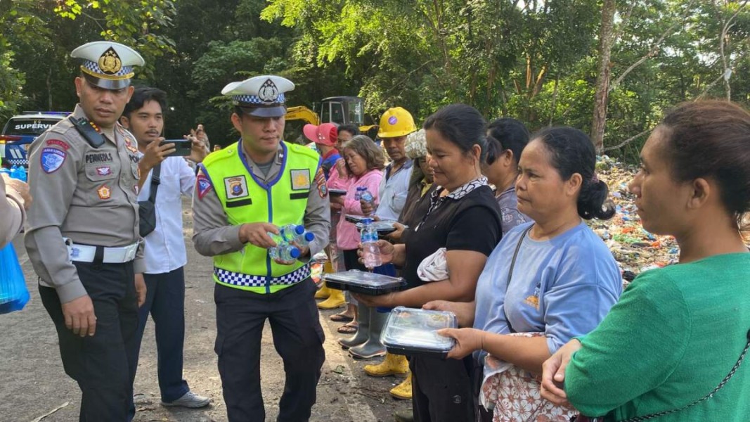 Polres Sibolga Salurkan Bansos untuk Pemulung di Hari Bhayangkara ke 79