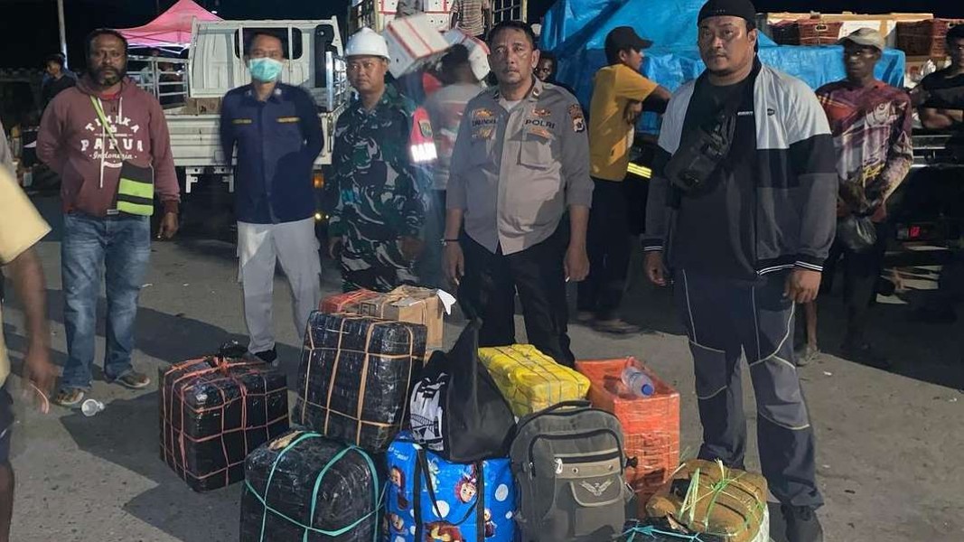 Polres Mimika Sita 127 Liter Miras Ilegal Jenis Sopi dari Penumpang KM Tatamailau di Pelabuhan Pomako