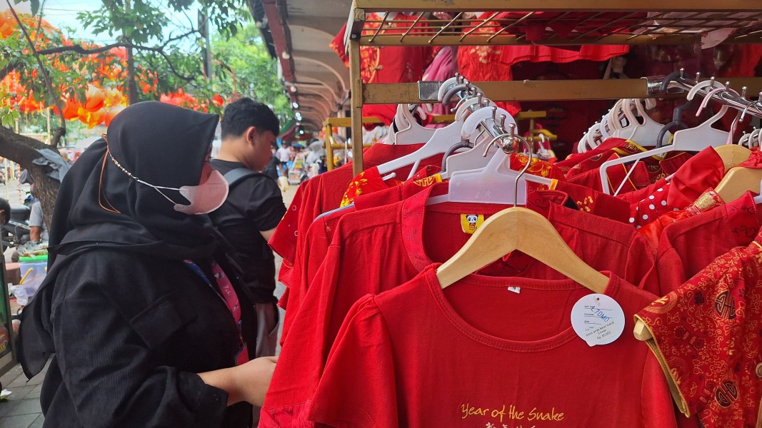 Cheongsam Tahun Kuda Api Laris, Pasar Gede Solo Diserbu Pembeli