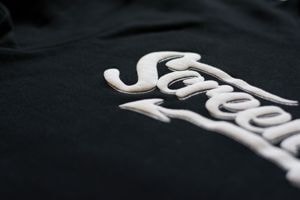 Sablon Rubber Timbul adalah Teknik Cetak dengan Efek 3D yang Elegan dan Tahan Lama