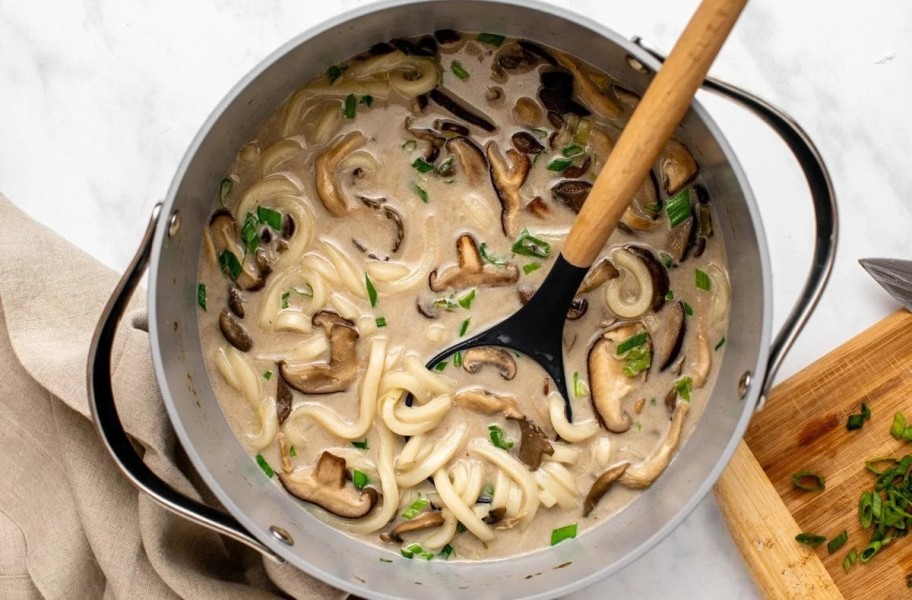 Resep Creamy Mushroom Udon, Hidangan Hangat dengan Rasa Gurih Lembut