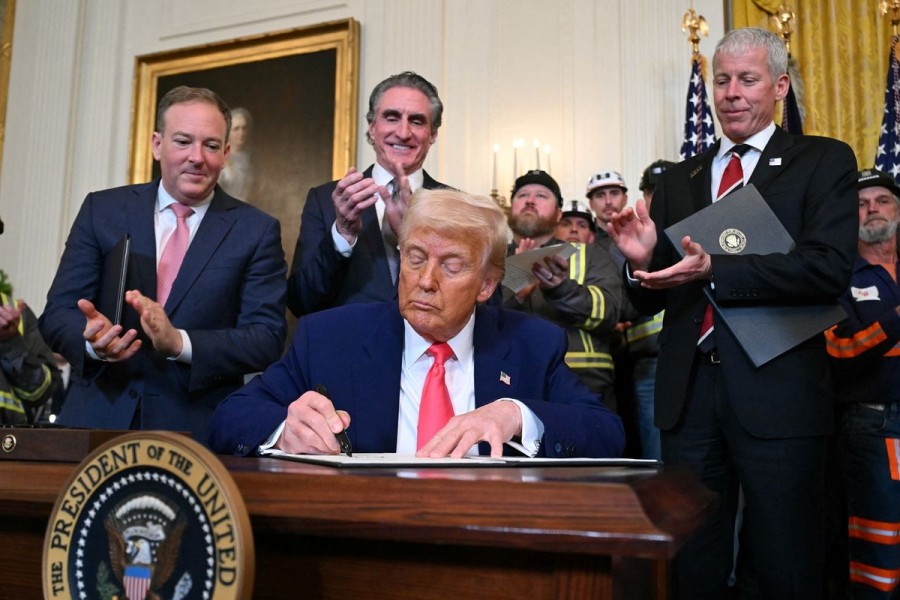 100 Hari Pemerintahan Trump 2.0: Catur 4D, Poker Politik, dan Gertakan Global