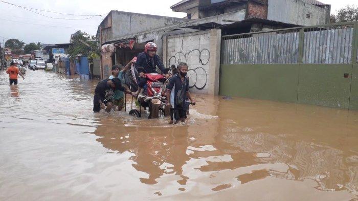 Warga Perumahan Maharta Tangsel Tetap Tegar Hadapi Banjir, Harapkan Solusi Jangka Panjang