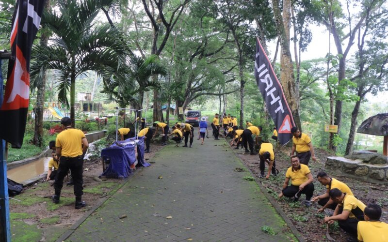 Polres Madiun Gelar Kerja Bakti Serentak Dukung Gerakan Indonesia Asri Di Wisata Grape