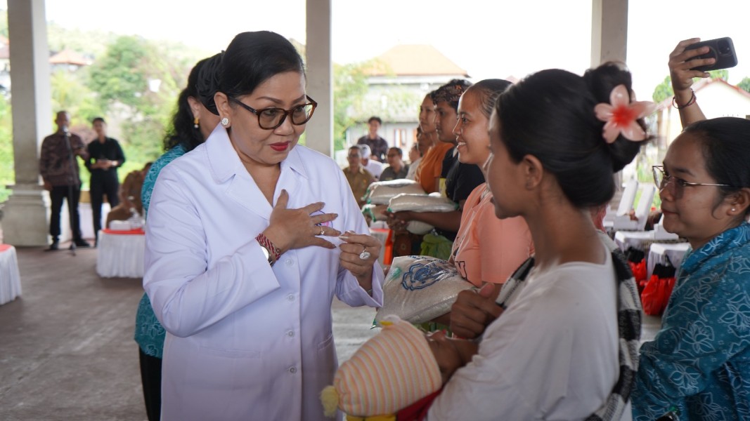Ny. Putri Koster Salurkan 649 Bansos dan 1.400 Bibit Tanaman di Desa Sembiran, Dorong Kesejahteraan dan Pemberdayaan UMKM