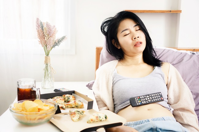 Rebahan Usai Makan Bisa Bahayakan Kesehatan Pencernaan