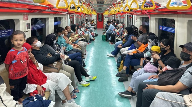 Kebijakan KAI Commuter: Penumpang Boleh Berbuka Puasa di Dalam Kereta