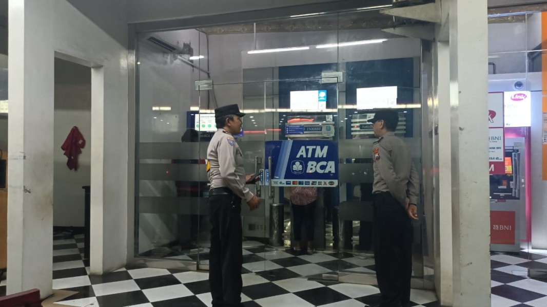 Kapolsek Bululawang Tingkatkan Patroli untuk Pastikan Keamanan Fasilitas ATM Bank BCA di Area SPBU Desa Bakalan