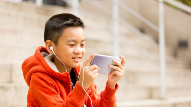 Polemik Larangan Penggunaan Gadget dan Akses Internet untuk Anak di Indonesia: Memainkan Peran Krusial dalam Perlindungan Digital Anak