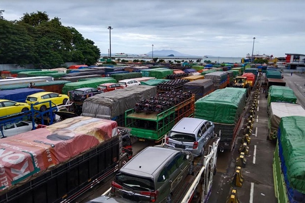 Lonjakan Logistik Jelang Idulfitri Padati Jalur Penyeberangan Merak–Bakauheni